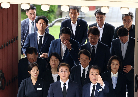 당선 후 첫 일정으로 충렬사 찾은 전재수 당선인