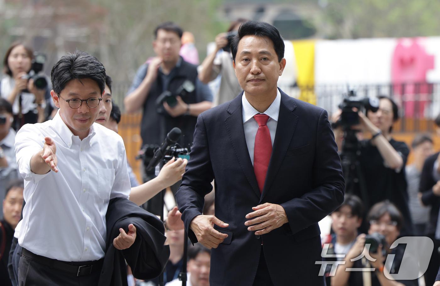 (서울=뉴스1) 이호윤 기자 = 오세훈 서울시장 당선인이 4일 오전 서울시청 정문에서 감사인사를 마친 뒤 시청 로비로 향하고 있다. (공동취재)2026.6.4/뉴스1