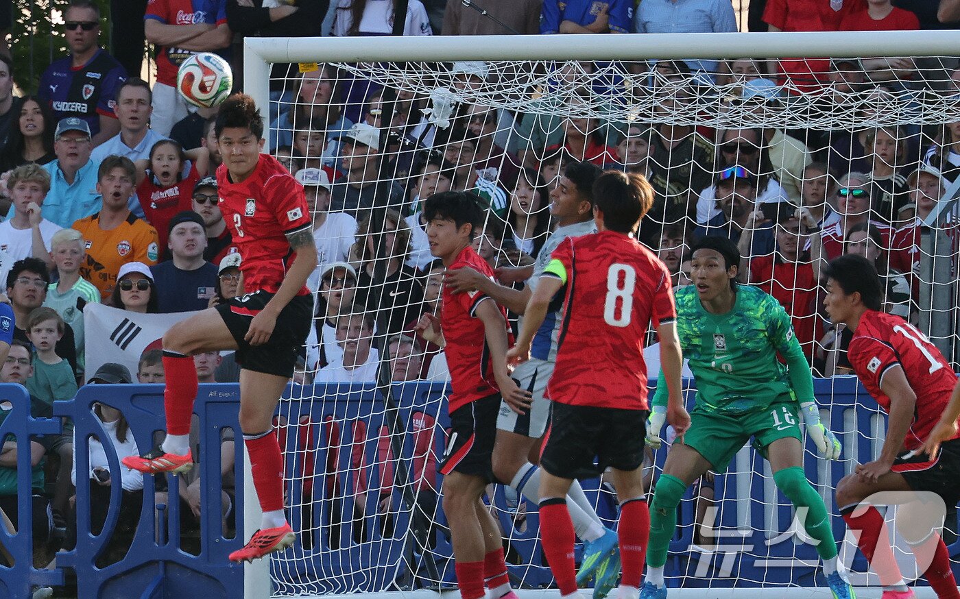 본문 이미지 - 대한민국 축구대표팀 김민재가 3일(현지시간) 미국 유타주 솔트레이크시티 브리검 영 대학교 BYU 사우스필드 경기장에서 2026 국제축구연맹(FIFA) 북중미 월드컵을 앞두고 열린 대한민국과 엘살바도르의 평가전에서 공을 걷어내고 있다. 2026.6.4 ⓒ 뉴스1 임세영 기자