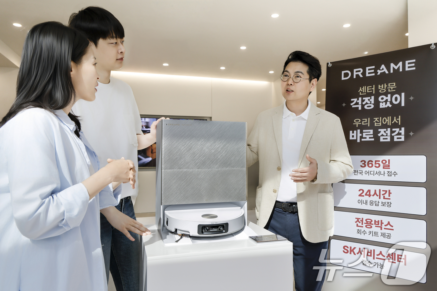 (서울=뉴스1) = 문덕근 드리미 한국세일즈 총괄 상무가 4일 서울 용산구 드리미 플래그십 스토어 나인원 한남에서 로봇청소기 X60 Ultra 제품과 통합 프리미엄 고객 케어 A/ …