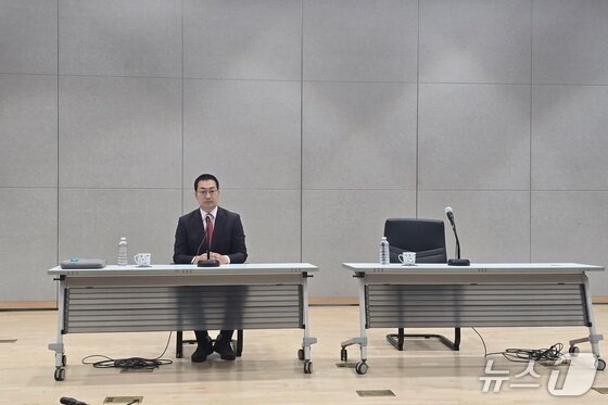 본문 이미지 -  이동석 충주시장 당선인이 지난달 24일 기독교연합회가 주관한 후보자토론회에 참석해 혼자 정책 질의에 답변하고 있다. 이날 맹정섭 민주당 후보는 참석한다고 했다가 토론회 30분 전에 불참을 통보했다.(자료사진)