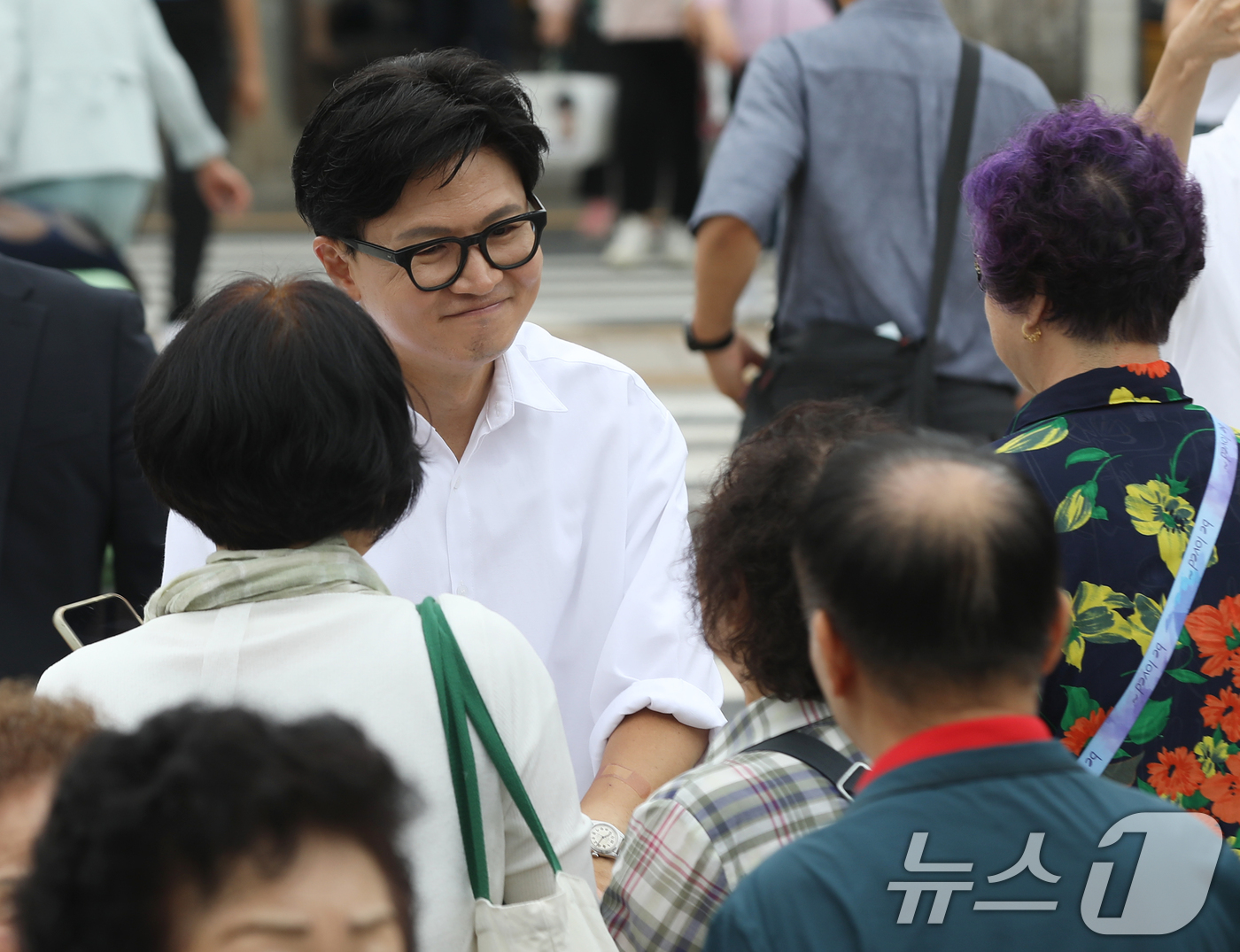 (부산=뉴스1) 윤일지 기자 = 한동훈 무소속 부산 북구갑 국회의원 보궐선거 당선인이 4일 오전 부산 북구 구포시장을 찾아 시민들에게 감사 인사를 하고 있다.  2026.6.4/뉴 …
