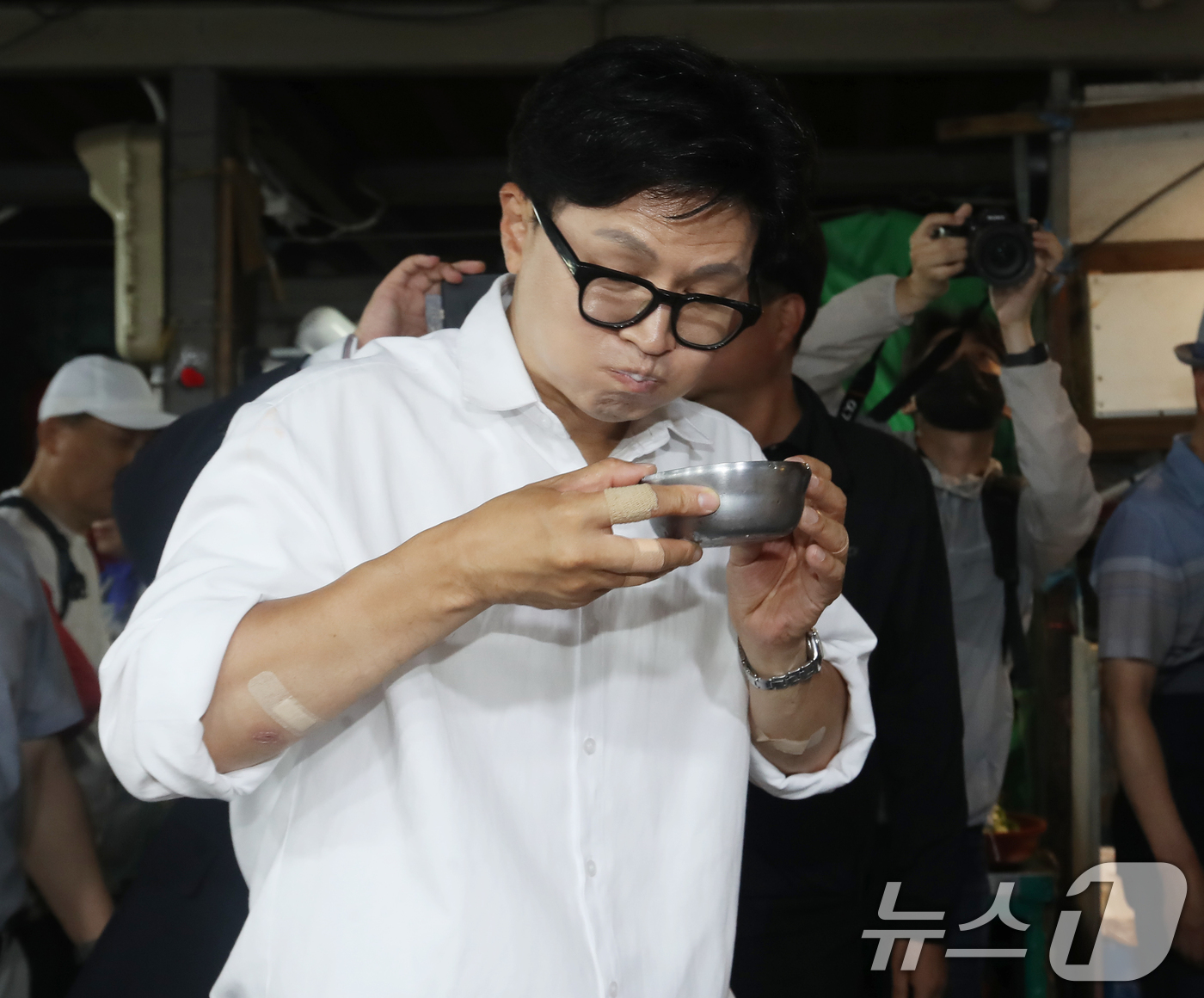 (부산=뉴스1) 윤일지 기자 = 한동훈 무소속 부산 북구갑 국회의원 보궐선거 당선인이 4일 오전 부산 북구 구포시장을 찾아 상인이 준 콩국을 맛보고 있다. 2026.6.4/뉴스1