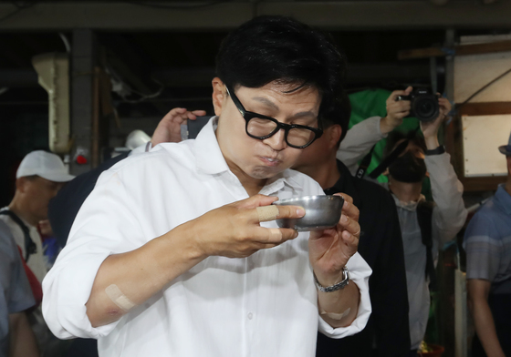 구포시장서 콩국 맛보는 한동훈 당선인