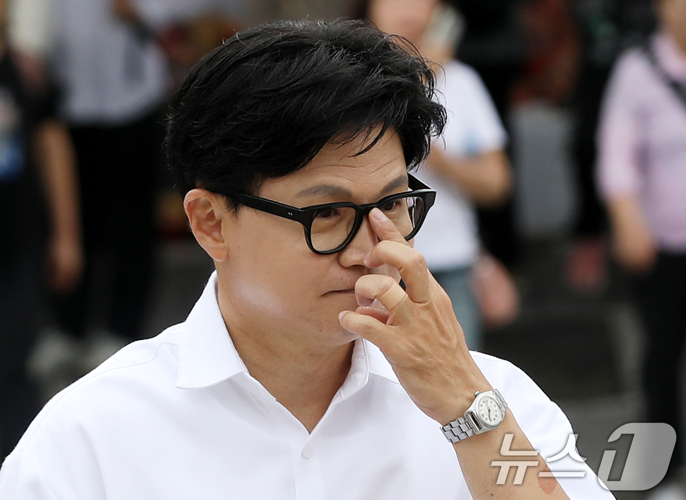 (부산=뉴스1) 윤일지 기자 = 한동훈 무소속 부산 북구갑 국회의원 보궐선거 당선인이 4일 오전 시민들에게 감사 인사를 전하기 위해 부산 북구 구포시장을 찾고 있다. 2026.6. …