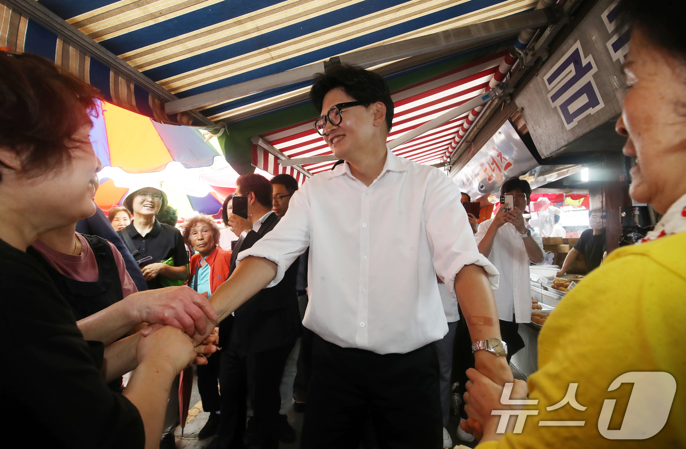 (부산=뉴스1) 윤일지 기자 = 한동훈 무소속 부산 북구갑 국회의원 보궐선거 당선인이 4일 오전 부산 북구 구포시장을 찾아 상인들에게 감사 인사를 하고 있다. 2026.6.4/뉴스 …