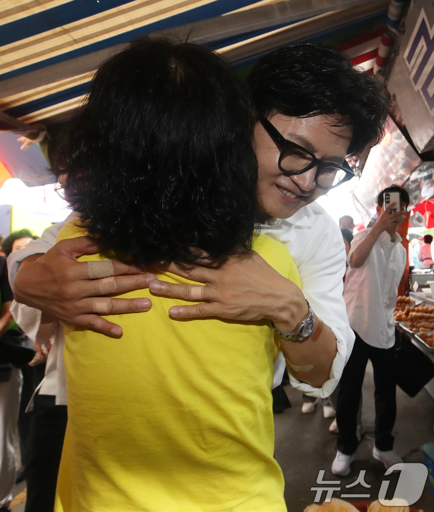 (부산=뉴스1) 윤일지 기자 = 한동훈 무소속 부산 북구갑 국회의원 보궐선거 당선인이 4일 오전 부산 북구 구포시장을 찾아 상인들에게 감사 인사를 하고 있다. 2026.6.4/뉴스 …