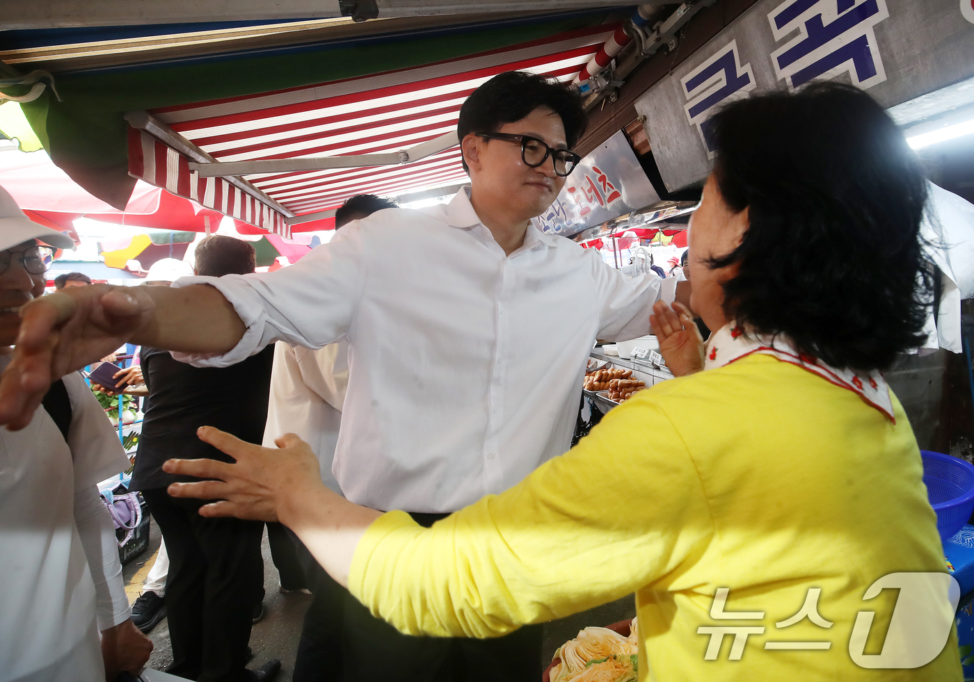 (부산=뉴스1) 윤일지 기자 = 한동훈 무소속 부산 북구갑 국회의원 보궐선거 당선인이 4일 오전 부산 북구 구포시장을 찾아 상인들에게 감사 인사를 하고 있다. 2026.6.4/뉴스 …