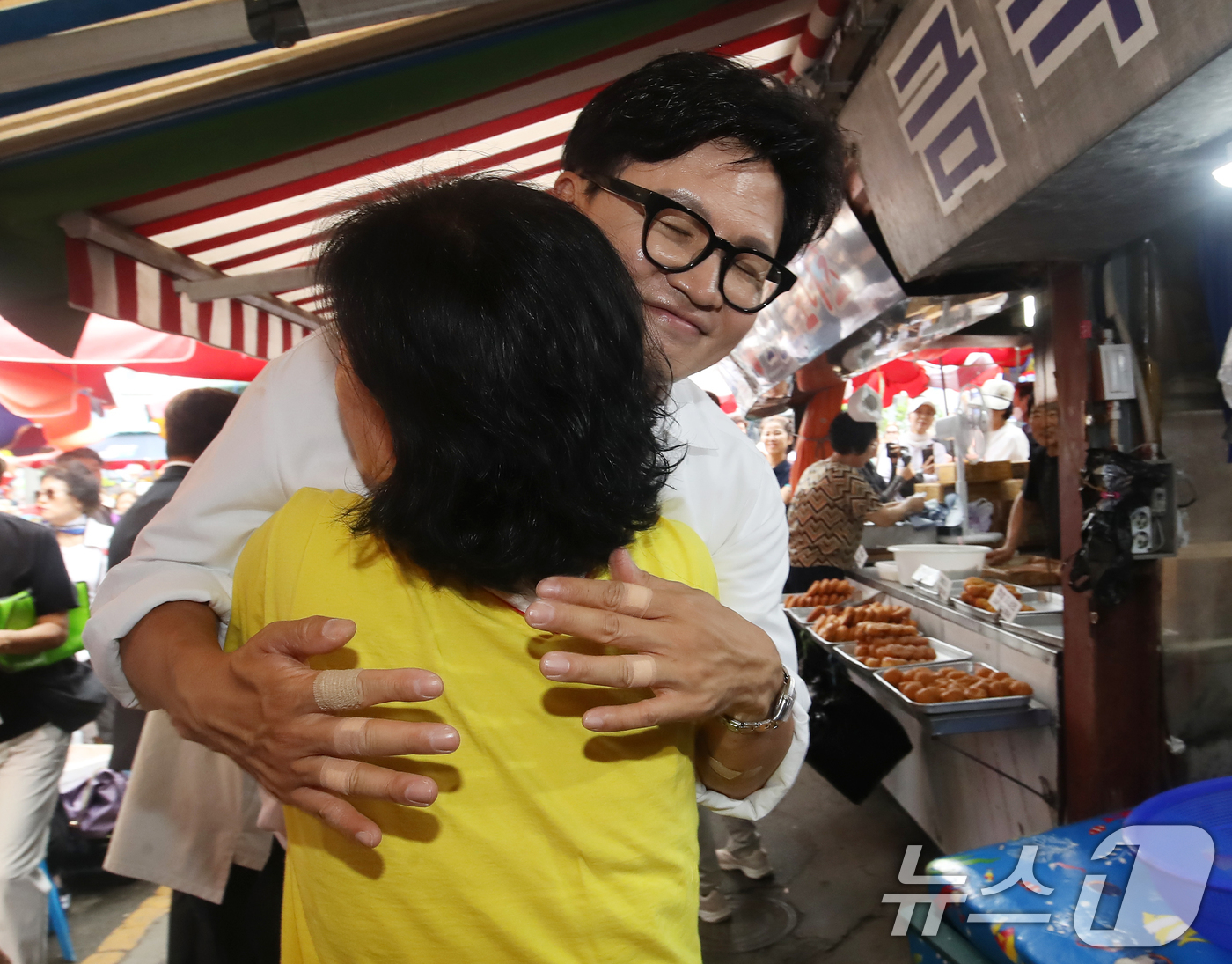 (부산=뉴스1) 윤일지 기자 = 한동훈 무소속 부산 북구갑 국회의원 보궐선거 당선인이 4일 오전 부산 북구 구포시장을 찾아 상인들에게 감사 인사를 하고 있다. 2026.6.4/뉴스 …