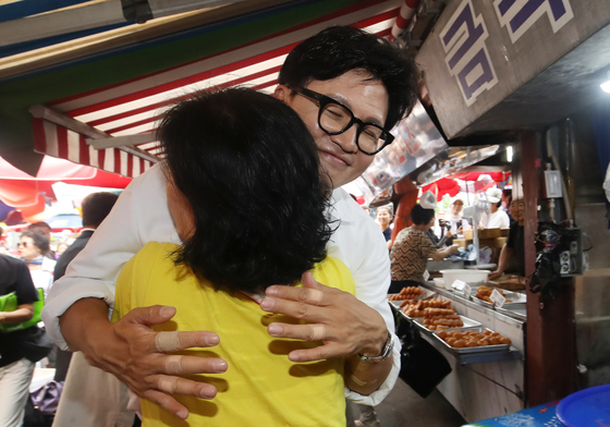 '국회 입성' 한동훈, 구포시장 상인과 포옹