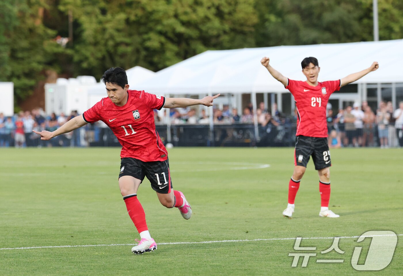 본문 이미지 - 대한민국 축구대표팀 이동경이 3일(현지시간) 미국 유타주 솔트레이크시티 브리검 영 대학교 BYU 사우스필드 경기장에서 2026 국제축구연맹(FIFA) 북중미 월드컵을 앞두고 열린 대한민국과 엘살바도르의 평가전에서 프리킥 골을 넣고 환호하고 있다. 2026.6.4 ⓒ 뉴스1 임세영 기자