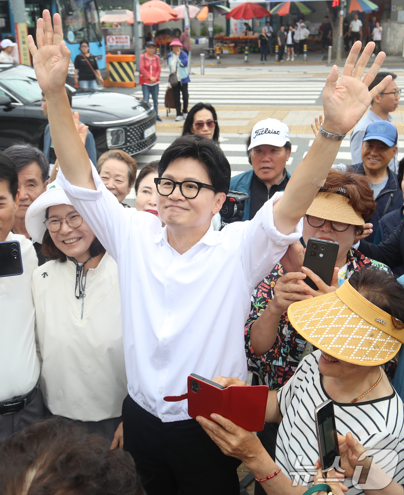 (부산=뉴스1) 윤일지 기자 = 한동훈 무소속 부산 북구갑 국회의원 보궐선거 당선인이 4일 오전 부산 북구 구포시장을 찾아 시민들에게 감사 인사를 하고 있다.  2026.6.4/뉴 …