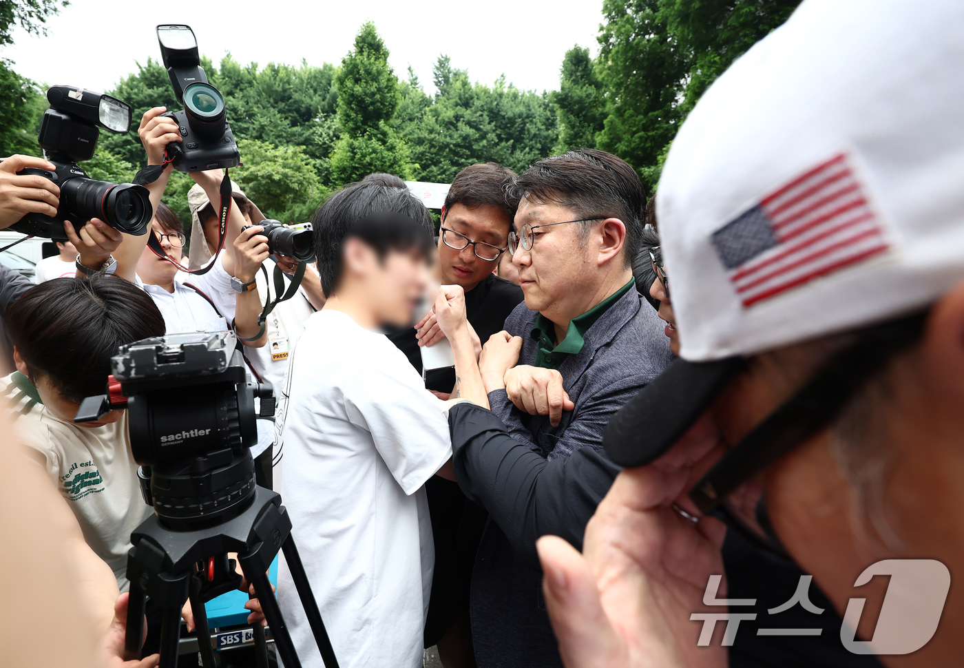(서울=뉴스1) 김민지 기자 = 4일 오전 제9회 전국동시지방선거 및 국회의원 재·보궐선거 투표함 이송이 지연되고 있는 서울 송파구 잠실7동 제2투표소에서 김범진 서울시선관위 사무 …