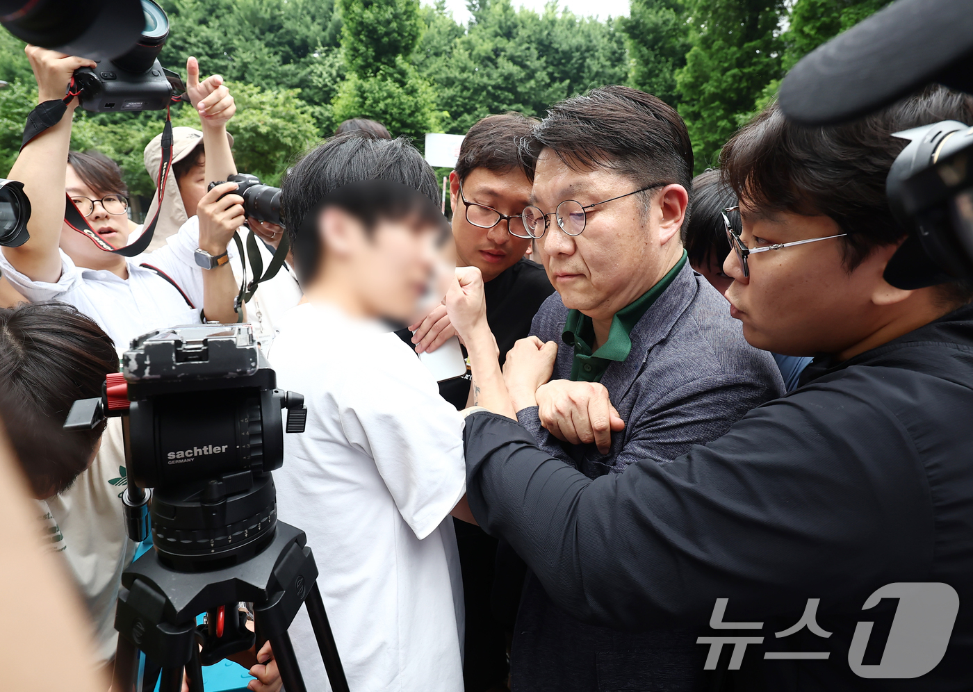 (서울=뉴스1) 김민지 기자 = 4일 오전 제9회 전국동시지방선거 및 국회의원 재·보궐선거 투표함 이송이 지연되고 있는 서울 송파구 잠실7동 제2투표소에서 김범진 서울시선관위 사무 …