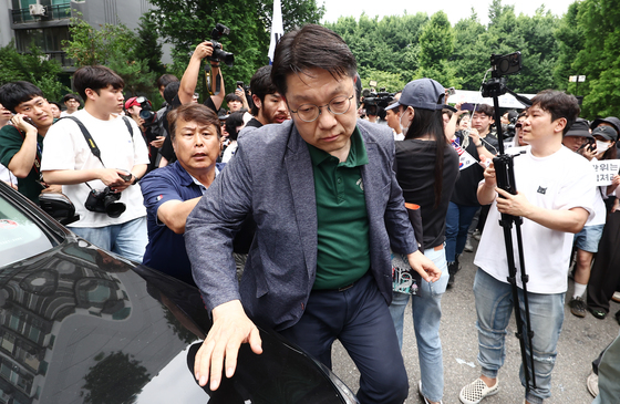 2천표 묶인 잠실 투표소 앞 격해지는 갈등