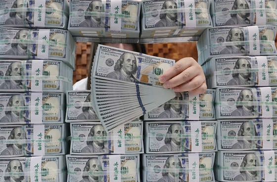 외환시장 안정화 대응 속 외환보유액 8억8,000만 달러 줄어