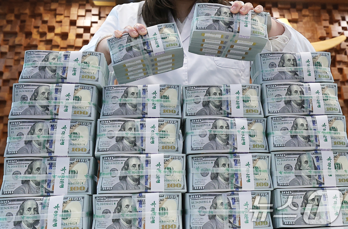 (서울=뉴스1) 권현진 기자 = 4일 서울 중구 하나은행 위변조대응센터에서 직원이 달러화를 정리하고 있다. 이날 한국은행에 따르면 국민연금과의 외환스와프 등 시장안정화 조치가 이어 …