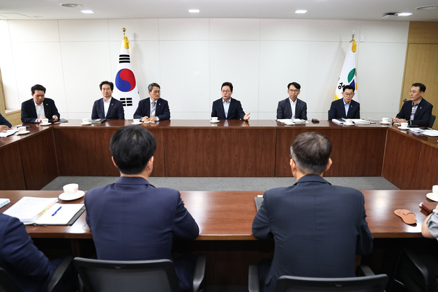 '재선 성공' 박완수 경남지사, 도청 업무 복귀…간부들에 도정 방향 공유