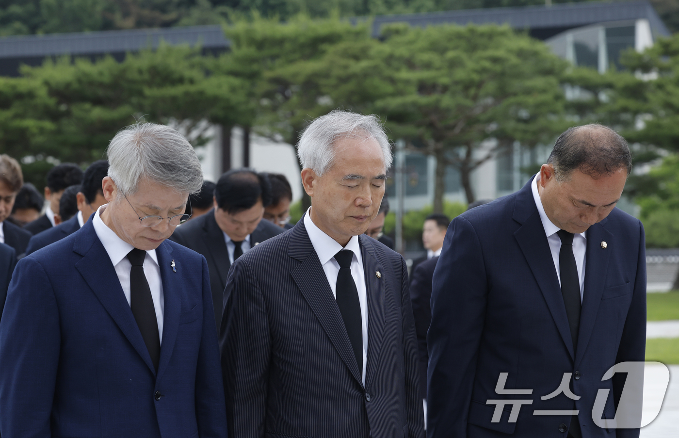 (광주=뉴스1) 김태성 기자 = 민형배 전남광주특별시장 당선인이 김원이 민주당 전남도당위원장, 양부남 광주시당위원장, 제9회 전국동시지방선거 광주전남 당선인들과 함께 4일 광주 국 …