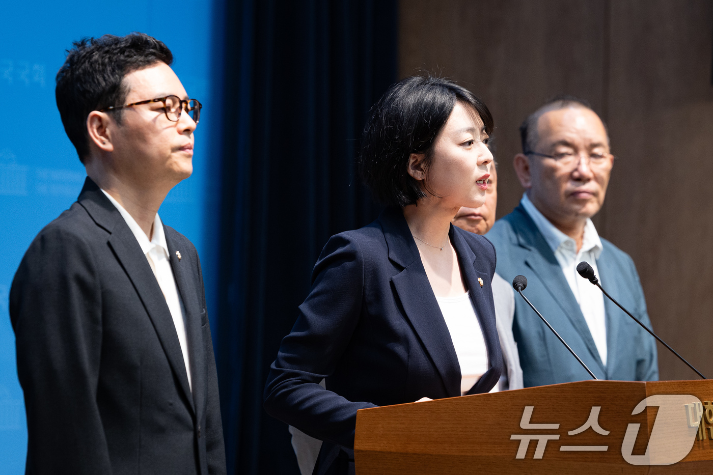 (서울=뉴스1) 유승관 기자 = 배현진 국민의힘 서울시당위원장이 4일 서울 여의도 국회 소통관에서 오세훈 서울시장 후보 승리 및 선관위 투표용지 부족 사태 등 현안 기자회견을 하고 …