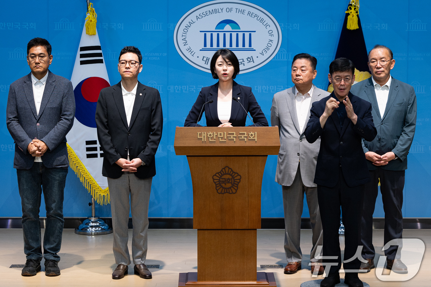 (서울=뉴스1) 유승관 기자 = 배현진 국민의힘 서울시당위원장이 4일 서울 여의도 국회 소통관에서 오세훈 서울시장 후보 승리 및 선관위 투표용지 부족 사태 등 현안 기자회견을 하고 …