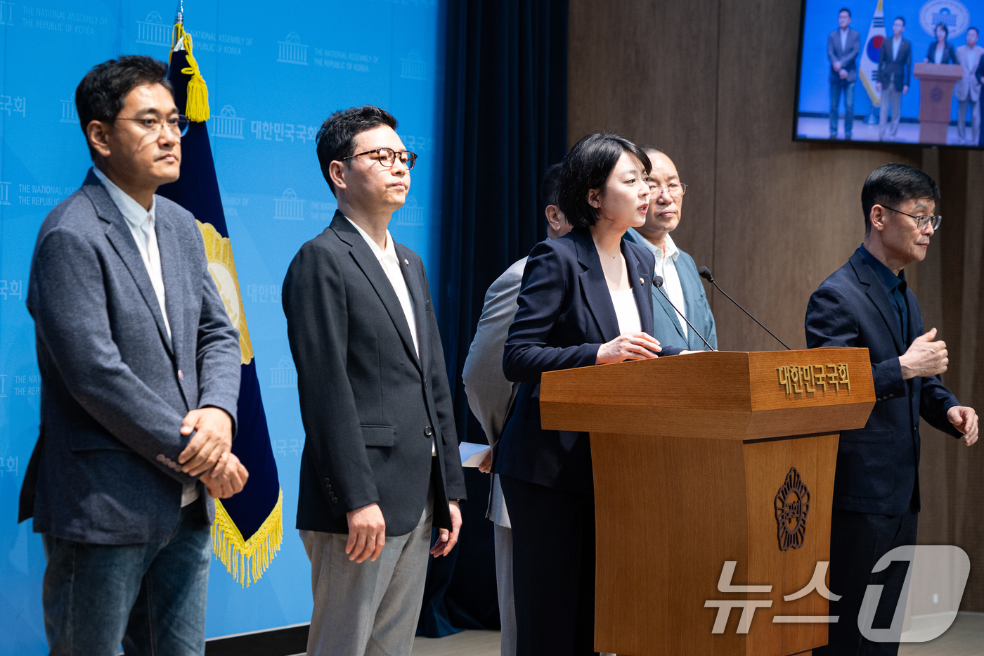 (서울=뉴스1) 유승관 기자 = 배현진 국민의힘 서울시당위원장이 4일 서울 여의도 국회 소통관에서 오세훈 서울시장 후보 승리 및 선관위 투표용지 부족 사태 등 현안 기자회견을 하고 …