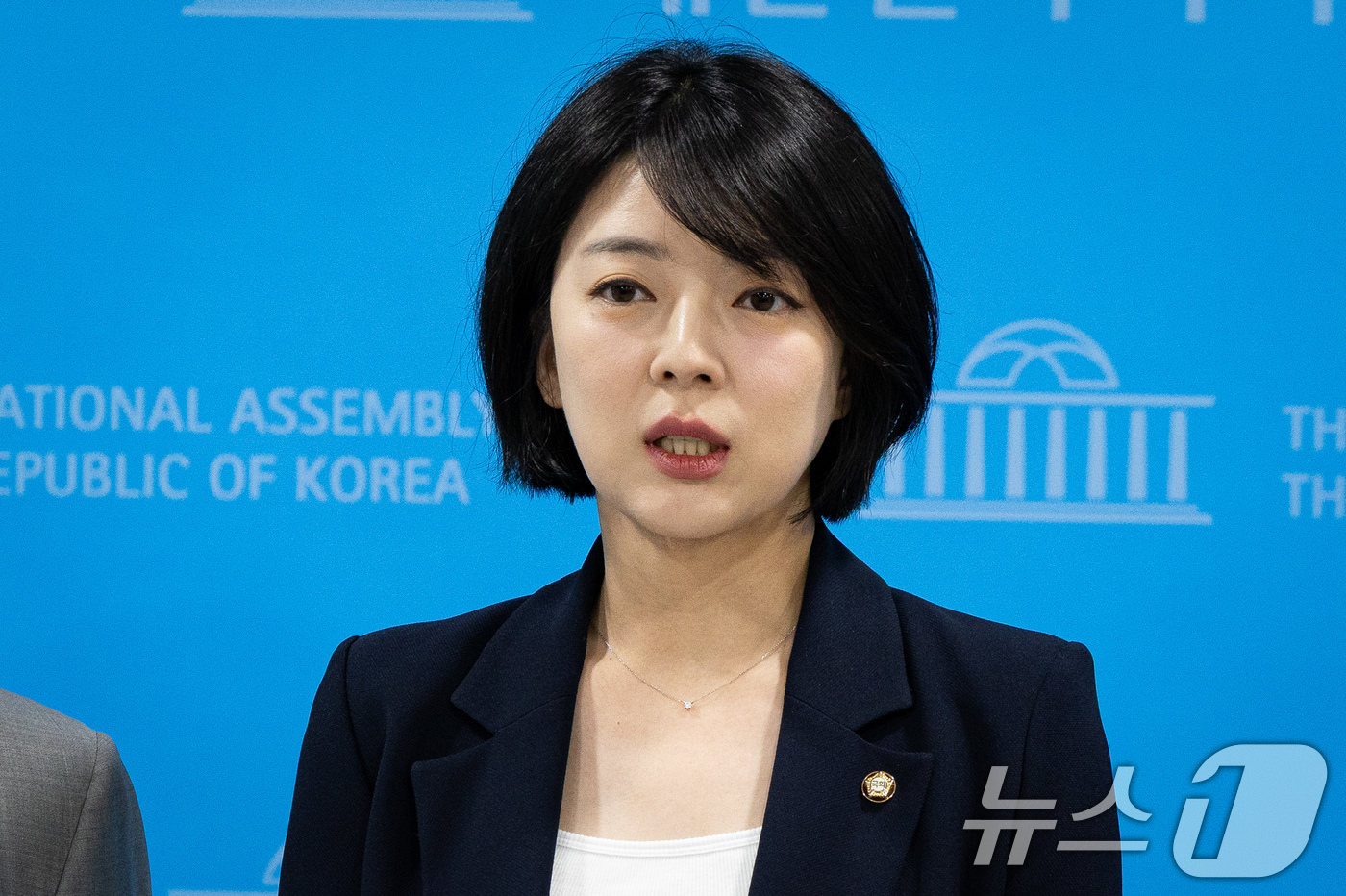 (서울=뉴스1) 유승관 기자 = 배현진 국민의힘 서울시당위원장이 4일 서울 여의도 국회 소통관에서 오세훈 서울시장 후보 승리 및 선관위 투표용지 부족 사태 등 현안 기자회견을 마친 …