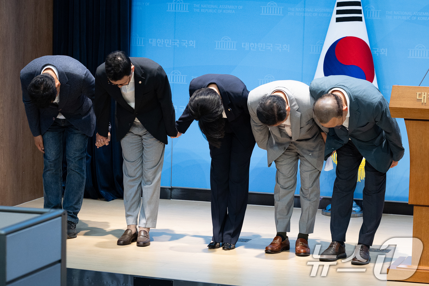 (서울=뉴스1) 유승관 기자 = 배현진 국민의힘 서울시당위원장을 비롯한 참석자들이 4일 서울 여의도 국회 소통관에서 오세훈 서울시장 후보 승리 및 선관위 투표용지 부족 사태 등 현 …