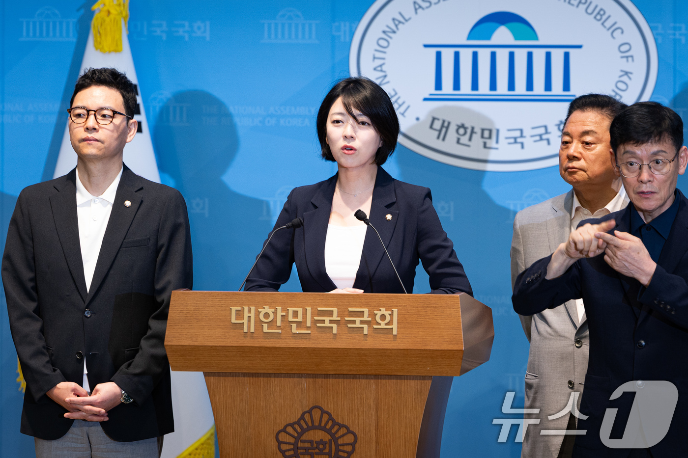 (서울=뉴스1) 유승관 기자 = 배현진 국민의힘 서울시당위원장이 4일 서울 여의도 국회 소통관에서 오세훈 서울시장 후보 승리 및 선관위 투표용지 부족 사태 등 현안 기자회견을 하고 …