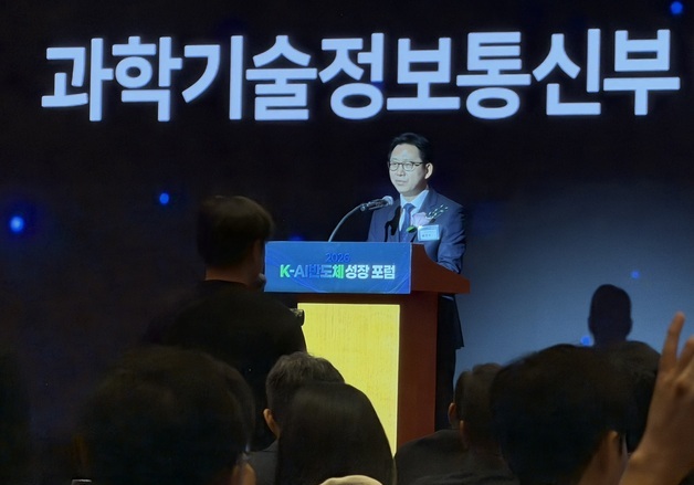배경훈 부총리 "젠슨 황, K-AI 반도체도 살펴봤으면"