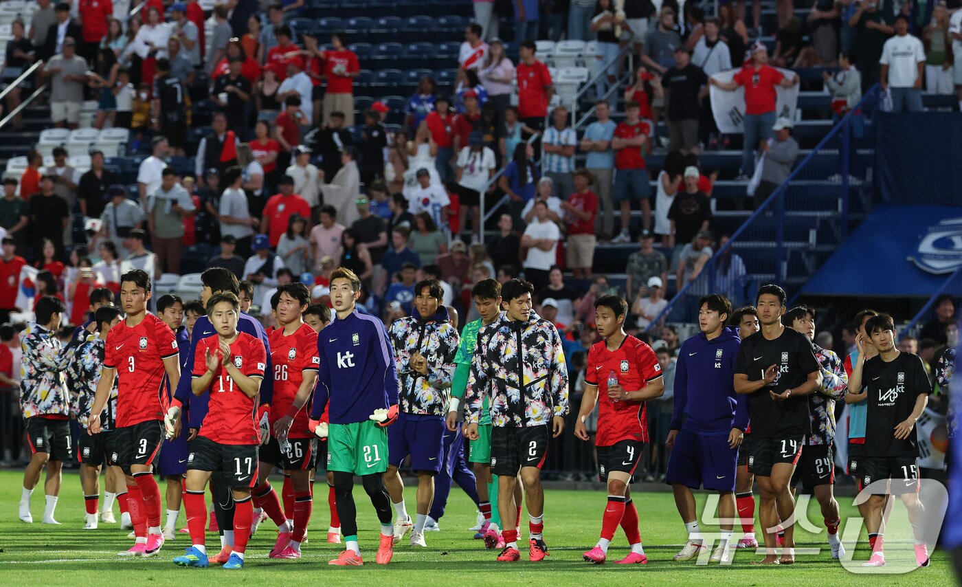 본문 이미지 - 대한민국 축구대표팀 선수들이 3일(현지시간) 미국 유타주 솔트레이크시티 브리검 영 대학교 BYU 사우스필드 경기장에서 2026 국제축구연맹(FIFA) 북중미 월드컵을 앞두고 열린 대한민국과 엘살바도르의 평가전 후 팬들에게 인사를 하고 있다. 2026.6.4 ⓒ 뉴스1 임세영 기자
