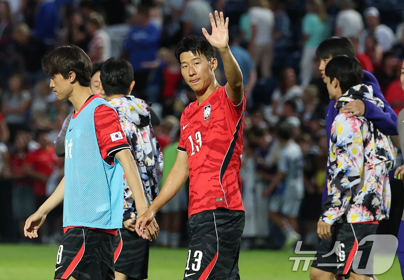 본문 이미지 - 대한민국 축구대표팀 손흥민이 3일(현지시간) 미국 유타주 솔트레이크시티 브리검 영 대학교 BYU 사우스필드 경기장에서 2026 국제축구연맹(FIFA) 북중미 월드컵을 앞두고 열린 대한민국과 엘살바도르의 평가전 후 팬들에게 인사를 손을 흔들고 있다. 2026.6.4 ⓒ 뉴스1 임세영 기자