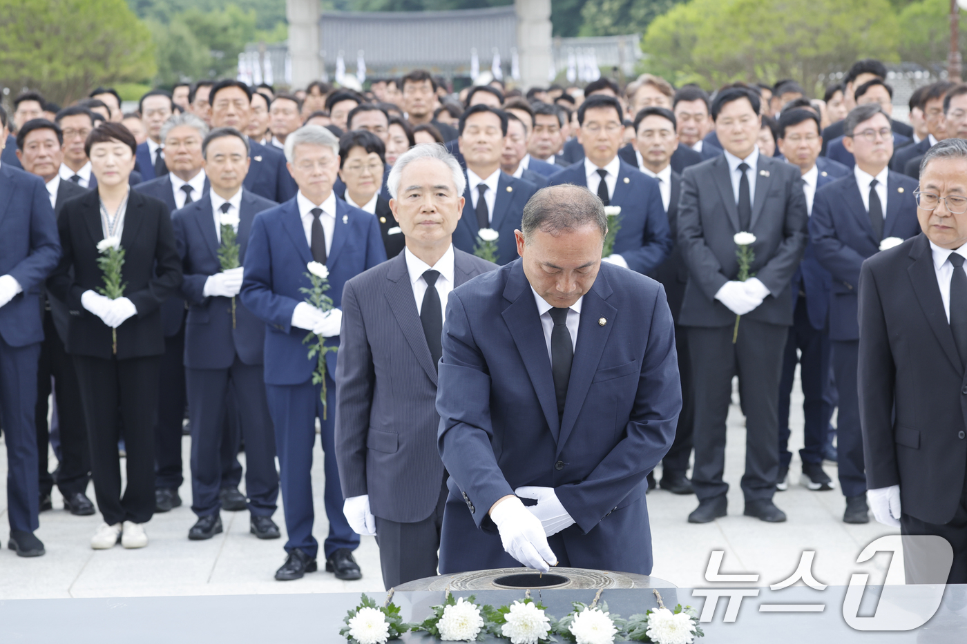 (광주=뉴스1) 김태성 기자 = 김원이 민주당 전남도당위원장이 양부남 광주시당위원장, 민형배 전남광주특별시장 당선인, 제9회 전국동시지방선거 광주전남 당선인들과 함께 4일 광주 국 …