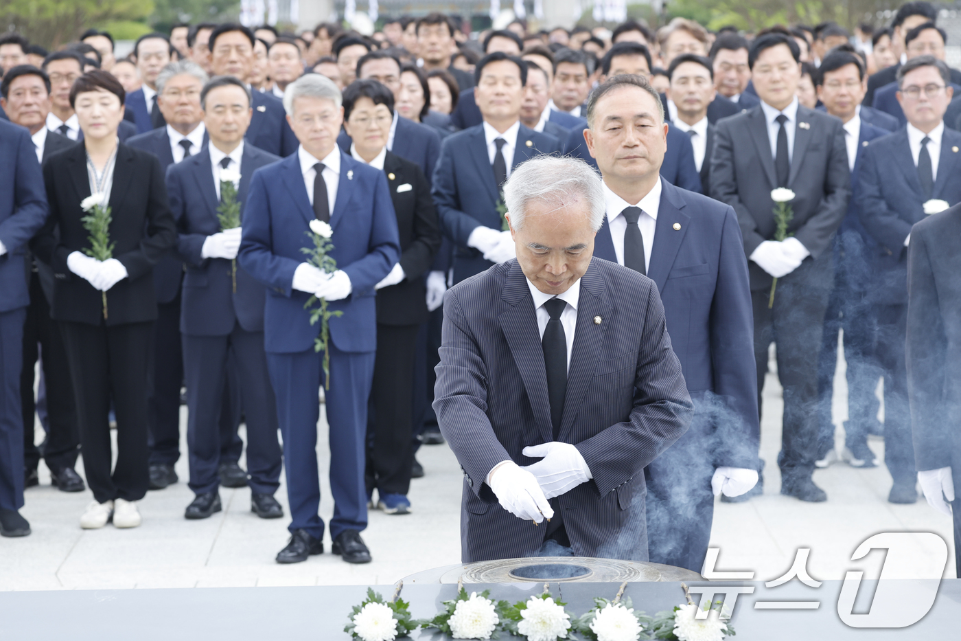 (광주=뉴스1) 김태성 기자 = 양부남 광주시당위원장이 김원이 민주당 전남도당위원장, 민형배 전남광주특별시장 당선인, 제9회 전국동시지방선거 광주전남 당선인들과 함께 4일 광주 국 …