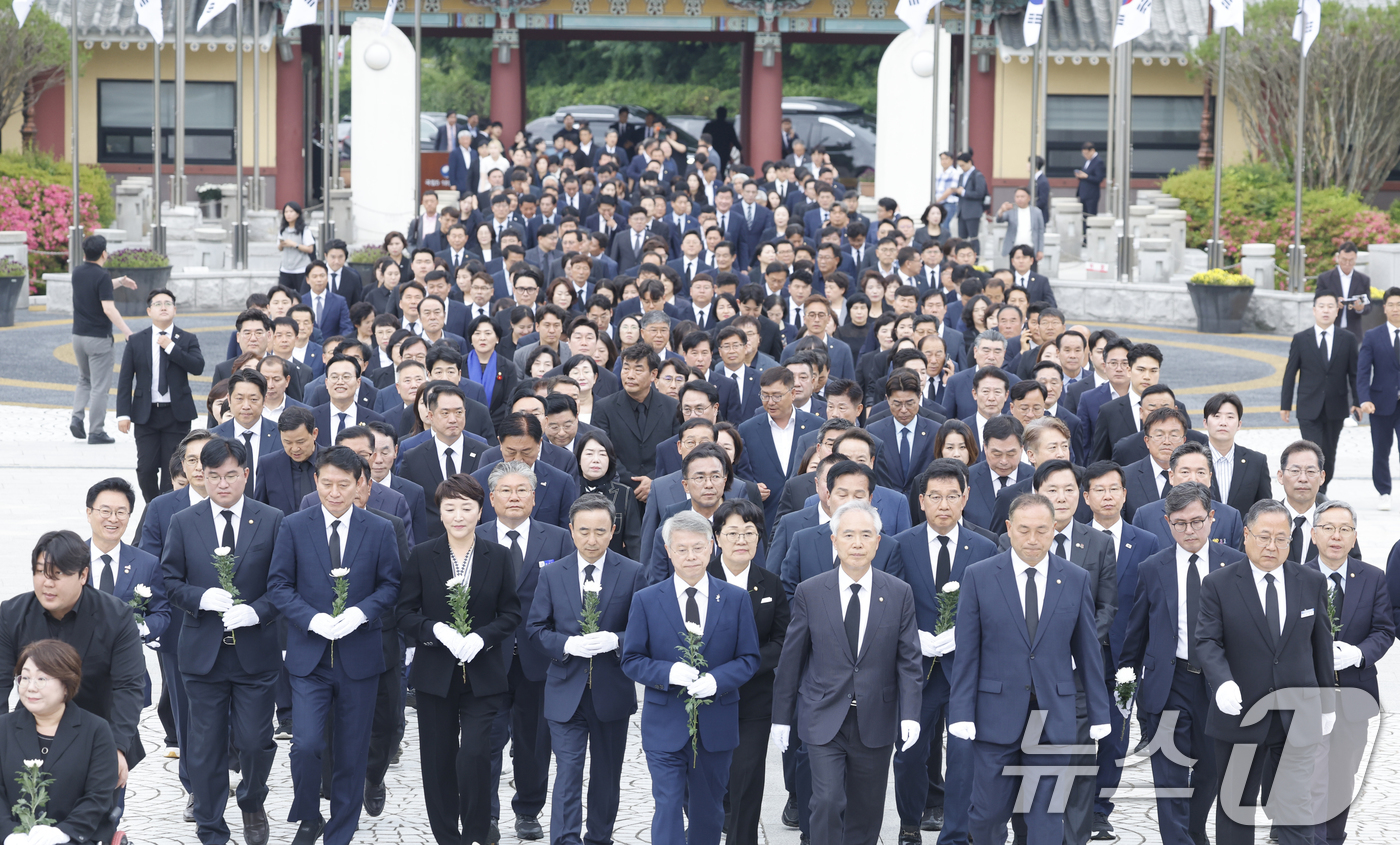 (광주=뉴스1) 김태성 기자 = 민형배 전남광주특별시장 당선인이 김원이 민주당 전남도당위원장, 양부남 광주시당위원장, 제9회 전국동시지방선거 광주전남 당선인들과 함께 4일 광주 국 …