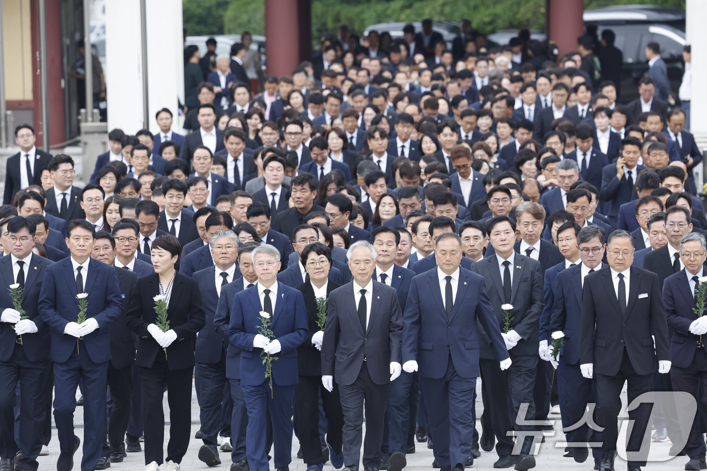 (광주=뉴스1) 김태성 기자 = 민형배 전남광주특별시장 당선인이 김원이 민주당 전남도당위원장, 양부남 광주시당위원장, 제9회 전국동시지방선거 광주전남 당선인들과 함께 4일 광주 국 …