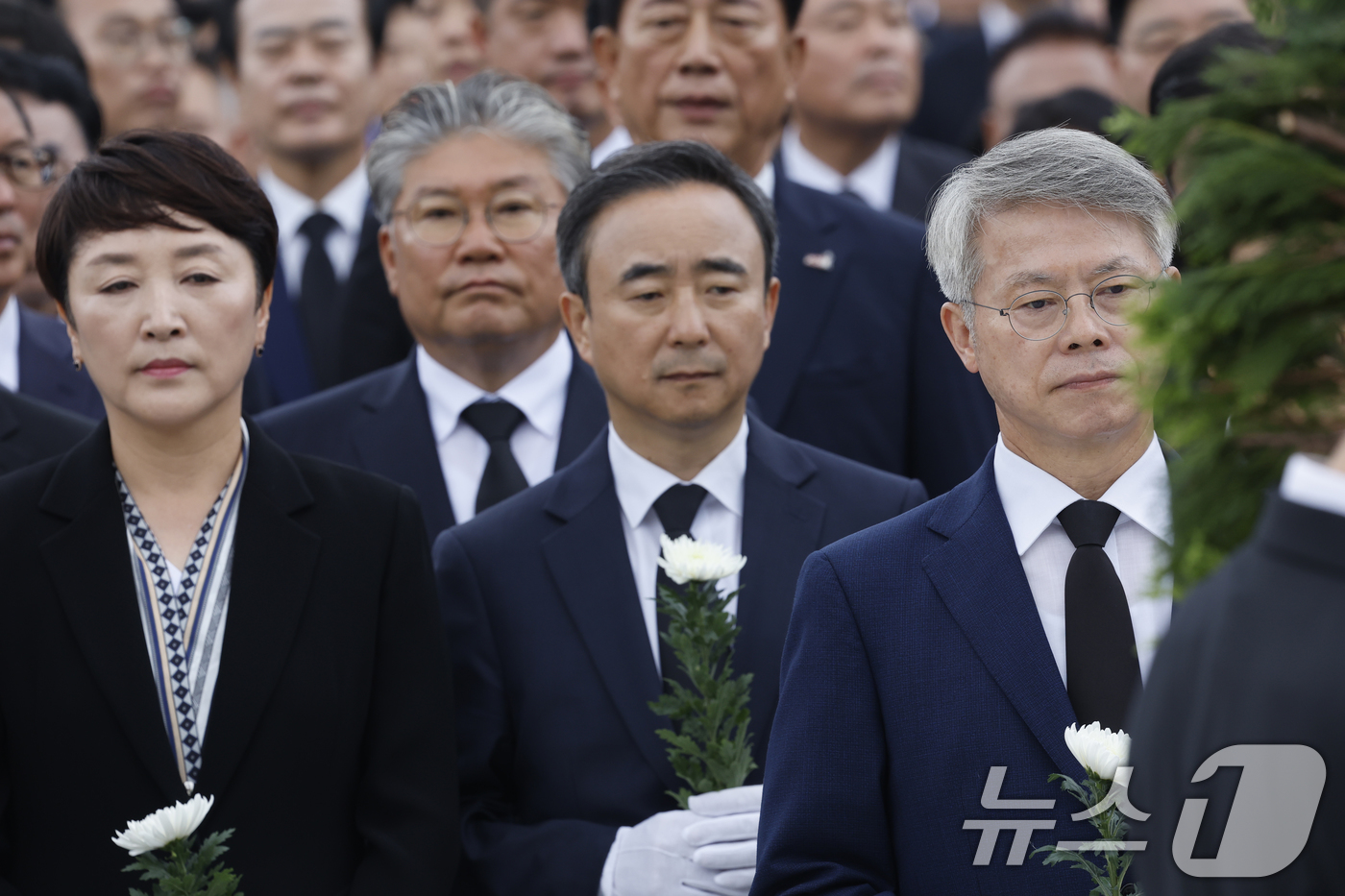 (광주=뉴스1) 김태성 기자 = 민형배 전남광주특별시장 당선인이 임문영 광산을 국회의원 보궐선거 당선인(오른쪽 두번째)과 함께 4일 광주 국립5.18민주묘지를 찾아 헌화 참배하고 …