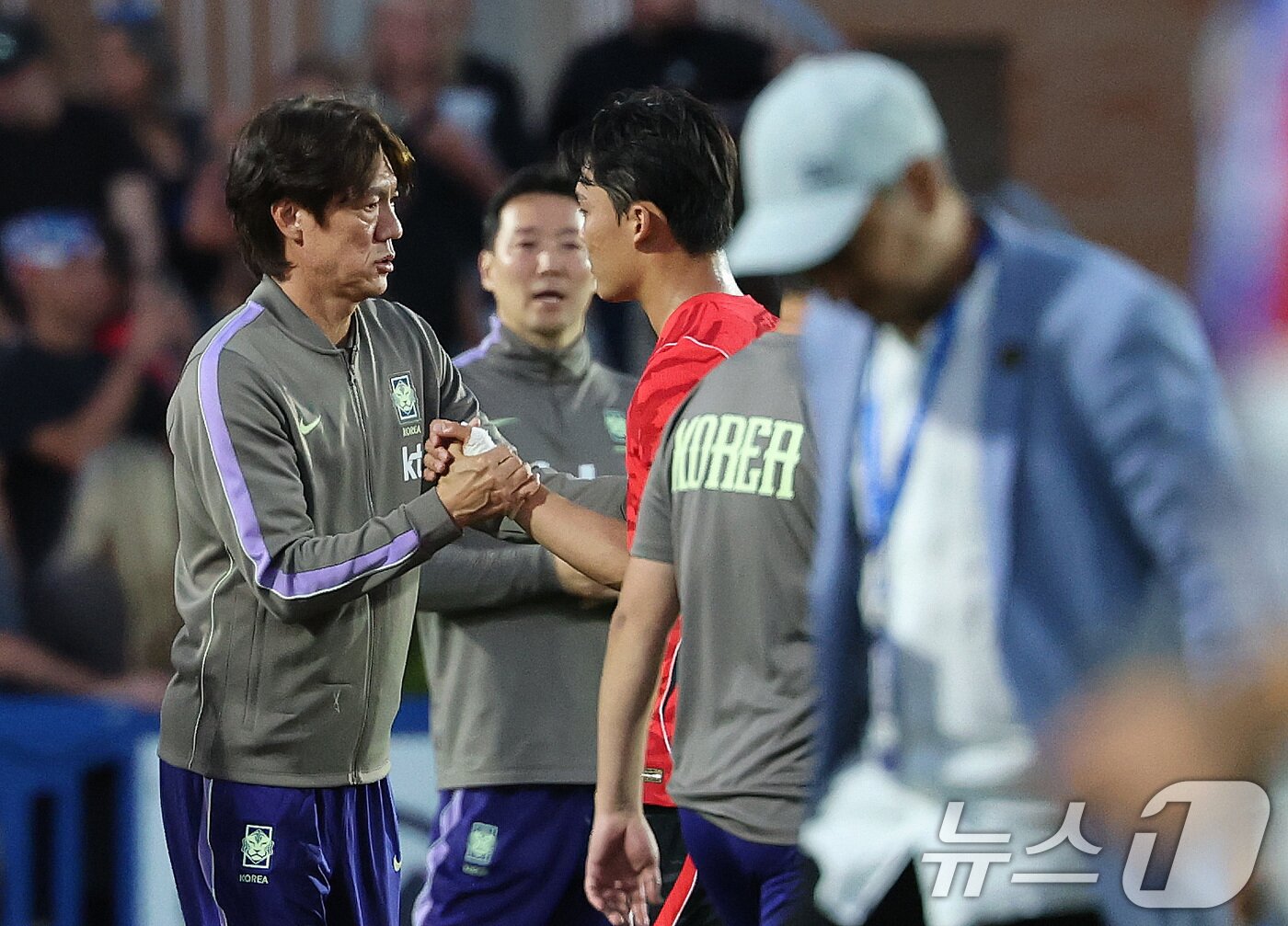 본문 이미지 - 홍명보 대한민국 축구대표팀 감독이 3일(현지시간) 미국 유타주 솔트레이크시티 브리검 영 대학교 BYU 사우스필드 경기장에서 2026 국제축구연맹(FIFA) 북중미 월드컵을 앞두고 열린 대한민국과 엘살바도르의 평가전을 마치고 오현규와 하이파이브를 나누고 있다. 이날 경기는 대한민국이 엘살바도르를 상대로 1-0으로 승리했다. 2026.6.4 ⓒ 뉴스1 임세영 기자
