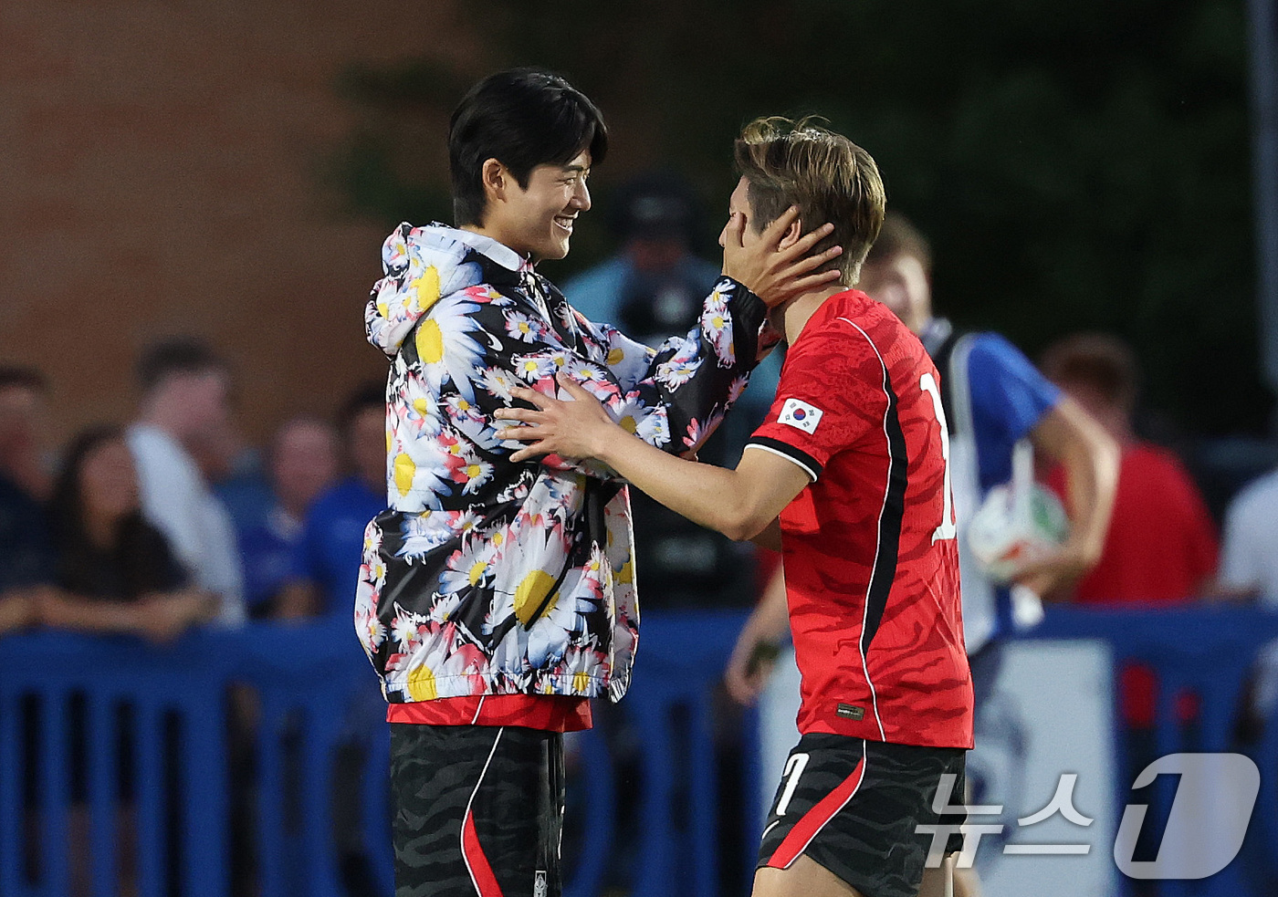 (프로보(유타주)=뉴스1) 임세영 기자 = 대한민국 축구대표팀 설영무와 이강인이 3일(현지시간) 미국 유타주 솔트레이크시티 브리검 영 대학교 BYU 사우스필드 경기장에서 2026 …