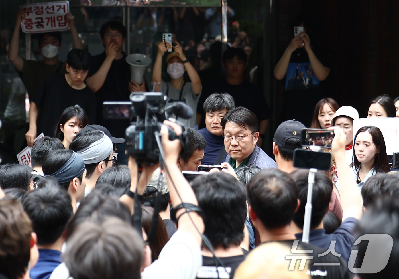 (서울=뉴스1) 김민지 기자 = 4일 오전 제9회 전국동시지방선거 및 국회의원 재·보궐선거 투표함 이송이 지연되고 있는 서울 송파구 잠실7동 제2투표소에서 김범진 서울시선관위 사무 …