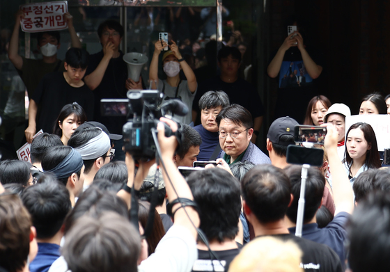 시위대 반발 받는 서울시선관위 사무처장