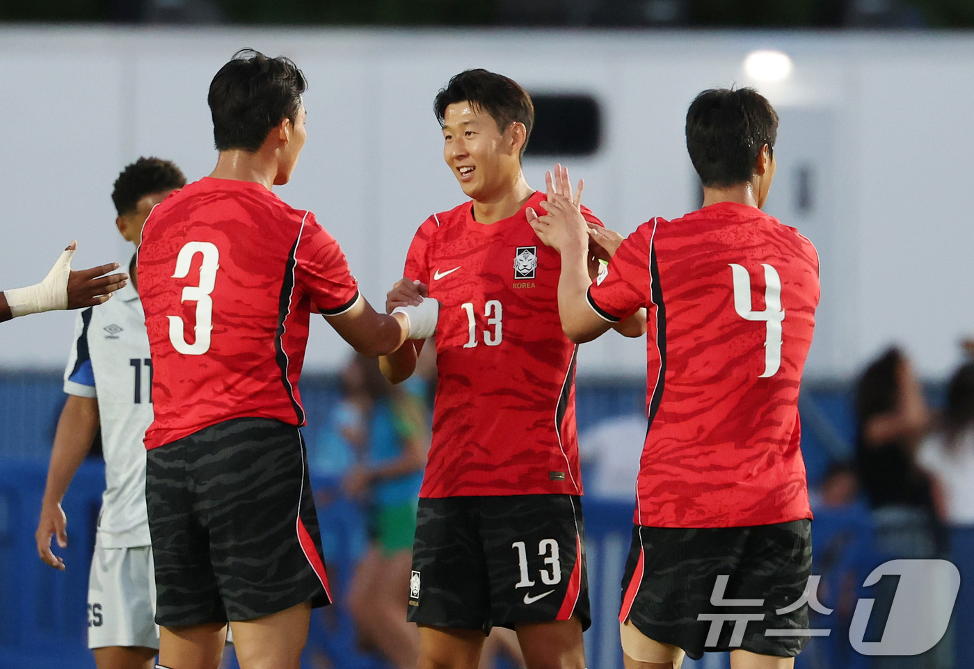 (프로보(유타주)=뉴스1) 임세영 기자 = 대한민국 축구대표팀 오현규(왼쪽부터), 손흥민, 백승호가 3일(현지시간) 미국 유타주 솔트레이크시티 브리검 영 대학교 BYU 사우스필드 …