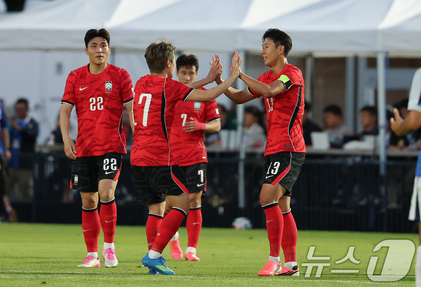 (프로보(유타주)=뉴스1) 임세영 기자 = 대한민국 축구대표팀 손흥민(오른쪽)과 이강인이 3일(현지시간) 미국 유타주 솔트레이크시티 브리검 영 대학교 BYU 사우스필드 경기장에서 …