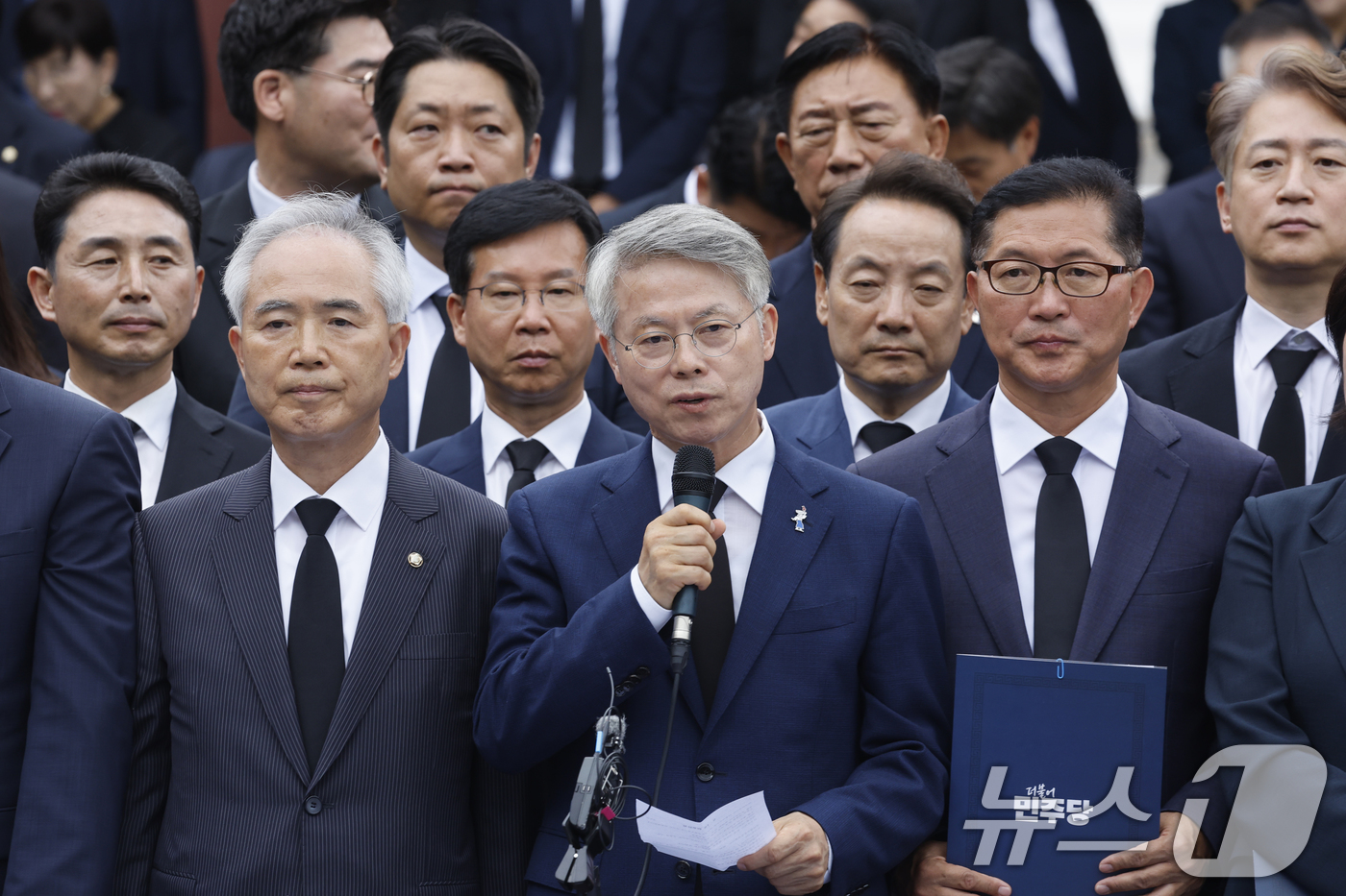 (광주=뉴스1) 김태성 기자 = 민형배 전남광주특별시장 당선인이 제9회 전국동시지방선거 광주전남 당선인들과 함께 4일 광주 국립5.18민주묘지를 참배하고 민주의문앞에서 인사말을 하 …