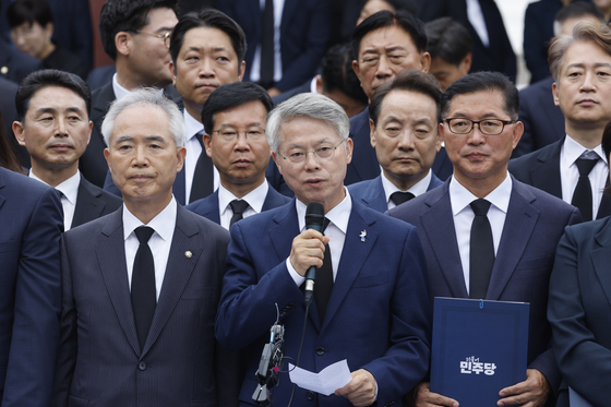 민주의문에서 인사하는 민형배 당선인