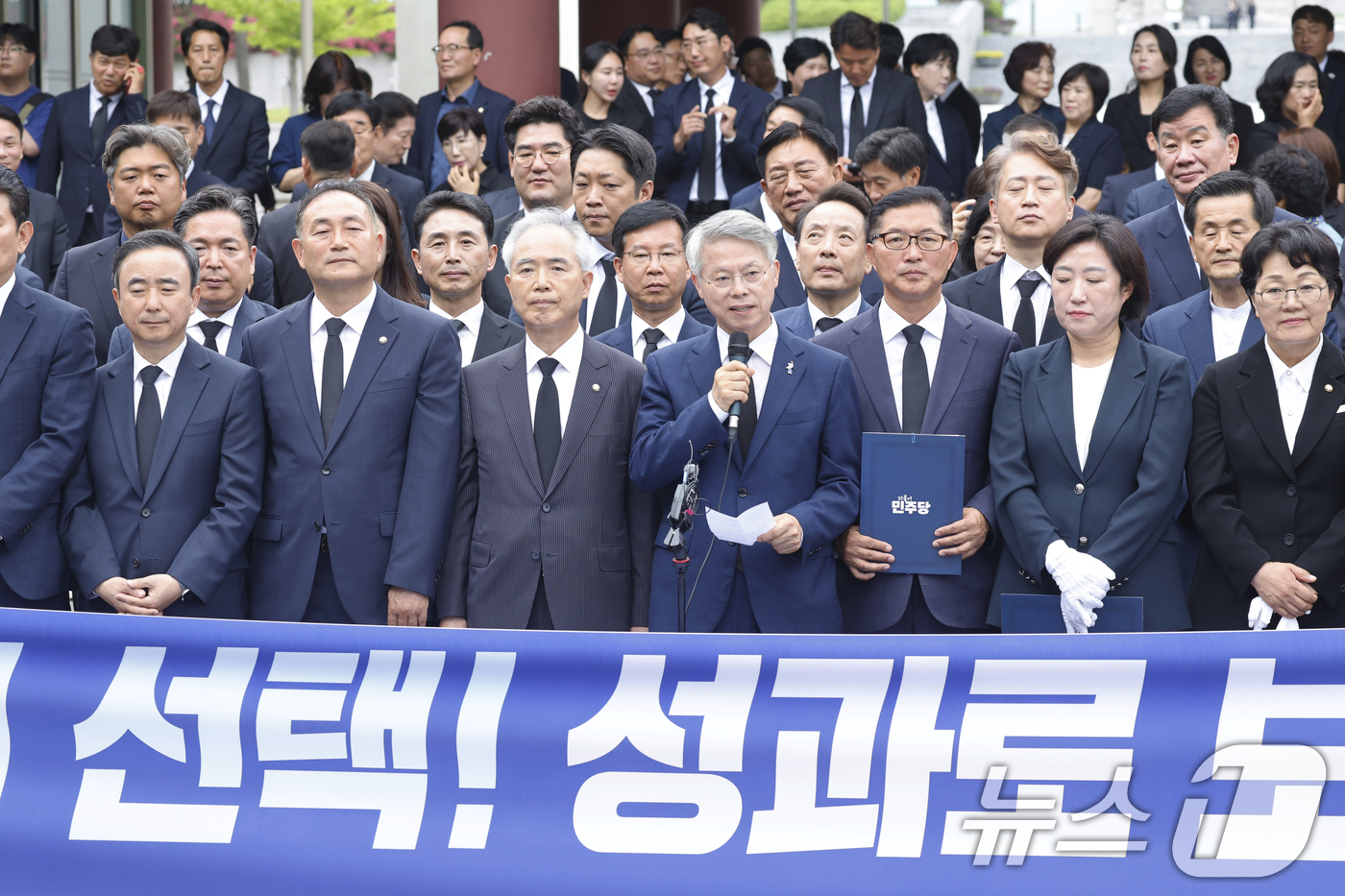 (광주=뉴스1) 김태성 기자 = 민형배 전남광주특별시장 당선인이 제9회 전국동시지방선거 광주전남 당선인들과 함께 4일 광주 국립5.18민주묘지를 참배하고 민주의문앞에서 인사말을 하 …