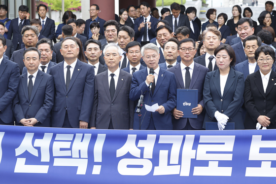 민주의문에서 앞에선  민형배 당선인