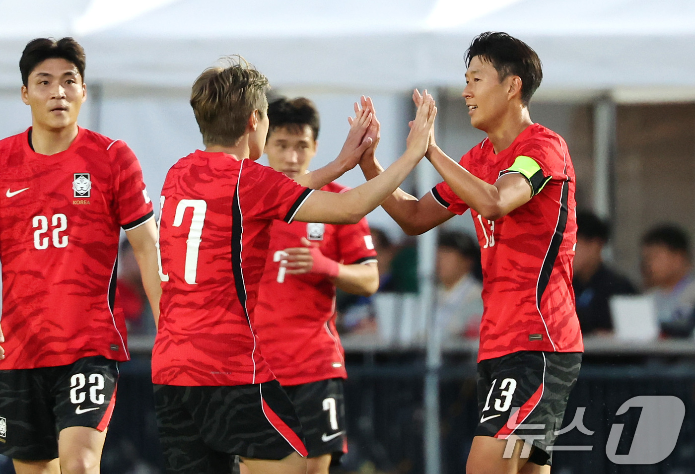 (프로보(유타주)=뉴스1) 임세영 기자 = 대한민국 축구대표팀 손흥민과 이강인이 3일(현지시간) 미국 유타주 솔트레이크시티 브리검 영 대학교 BYU 사우스필드 경기장에서 2026 …
