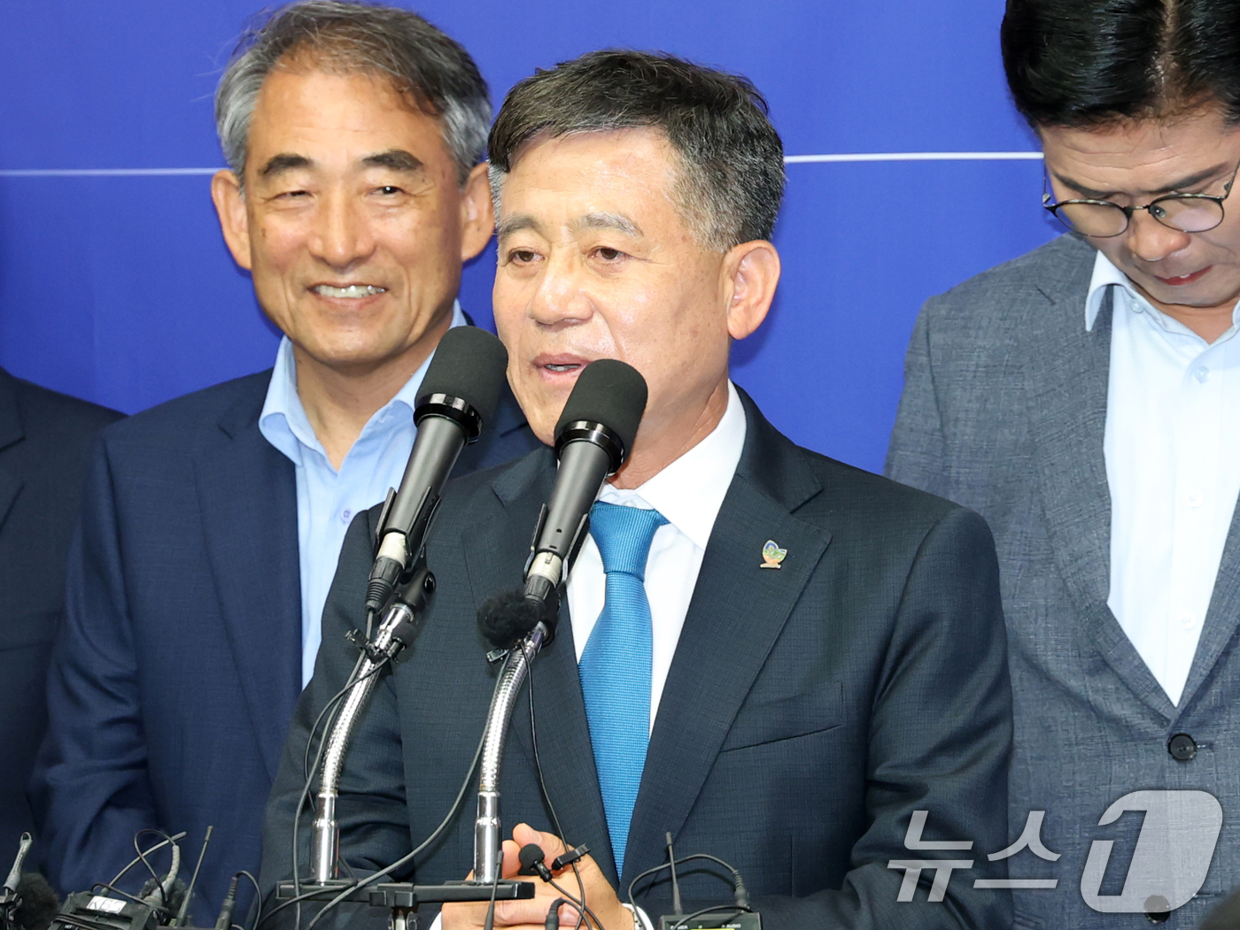 (전주=뉴스1) 유경석 기자 = 정성주 더불어민주당 김제시장 당선인이 4일 전북 전주시 전북특별자치도의회에서 6.3 지방선거 결과 관련 기자회견에 참석해 발언을 하고 있다. 202 …