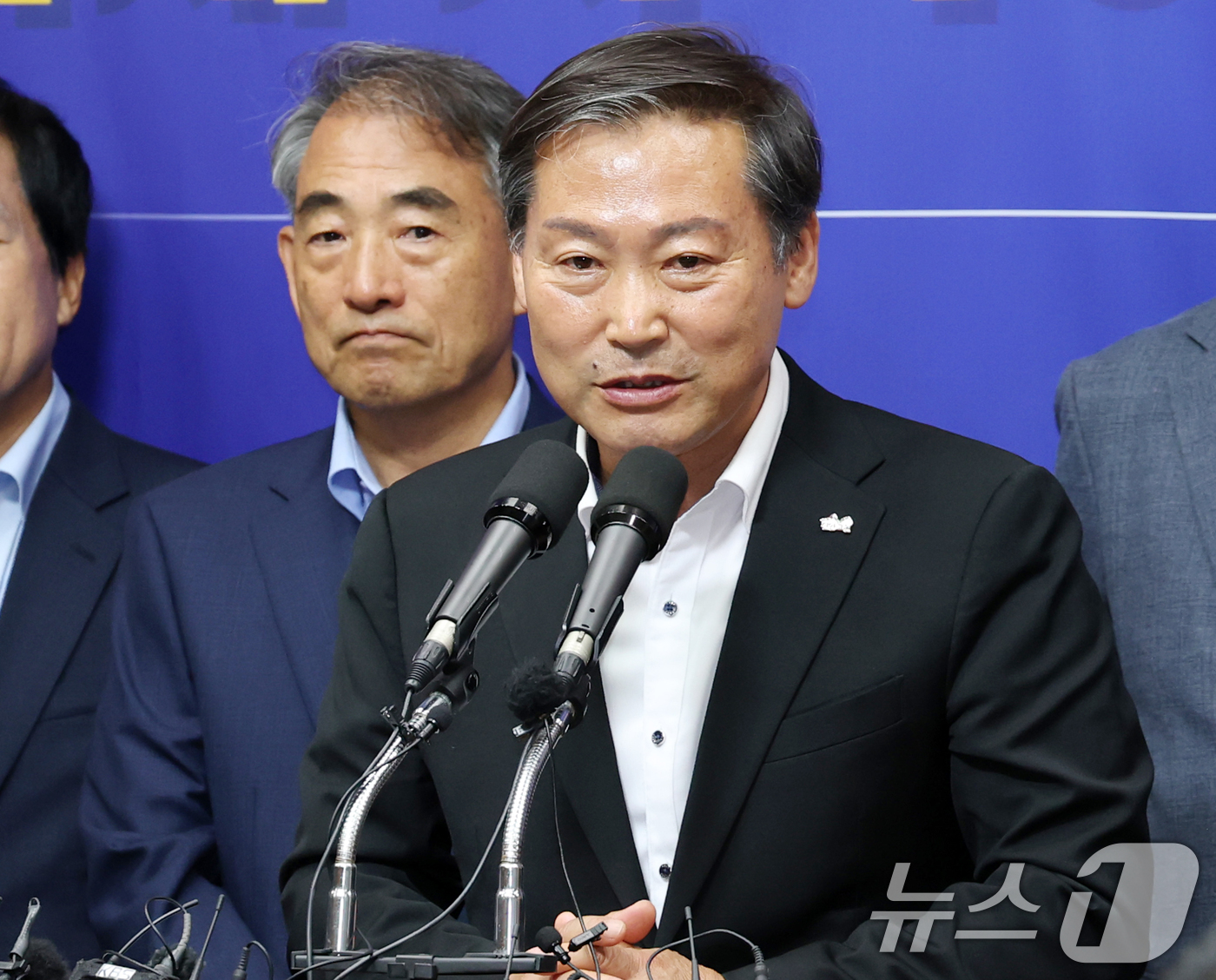 (전주=뉴스1) 유경석 기자 = 전춘성 더불어민주당 진안군수 당선인이 4일 전북 전주시 전북특별자치도의회에서 6.3 지방선거 결과 관련 기자회견에 참석해 발언을 하고 있다. 202 …